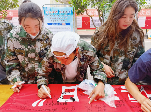 读书日现场签名2.jpg 读书日现场签名2.jpg